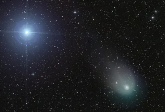 A principios de octubre de 2023, el cometa Pons-Brooks sufrió un segundo estallido y una vez más desarrolló cuernos, como se captura aquí mientras estaba en Draco.