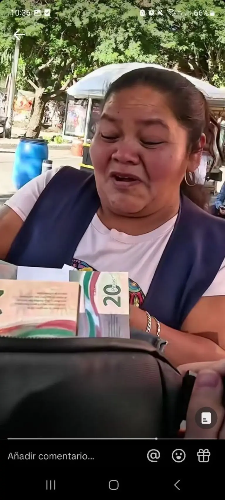 Influencer regala 50 mil pesos a vendedora de dulces - Tomada de video
