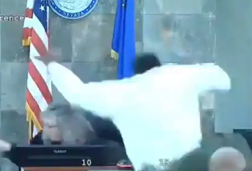 Hombre ataca a jueza durante su sentencia en Las Vegas. 