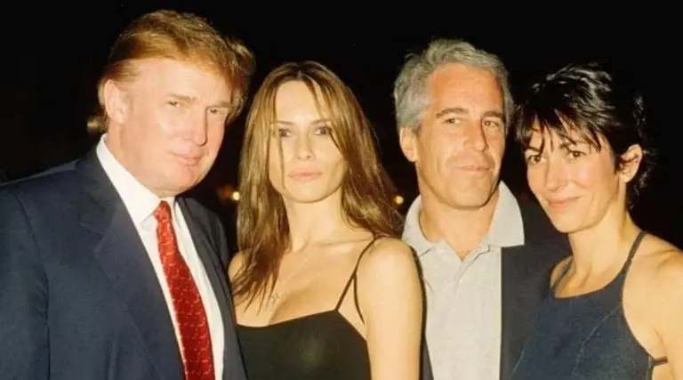 Donald Trump, la ex modelo Melania Knauss, Jeffrey Epstein y la socialité Ghislaine Maxwell Créditos: Especial