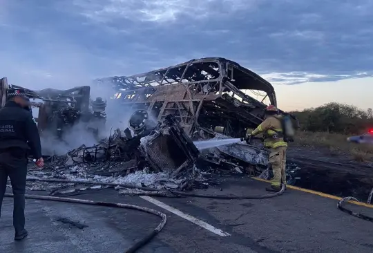 Choca tráiler y autobús en la Maxipista Culiacán-Mazatlán; reportan 19 muertos