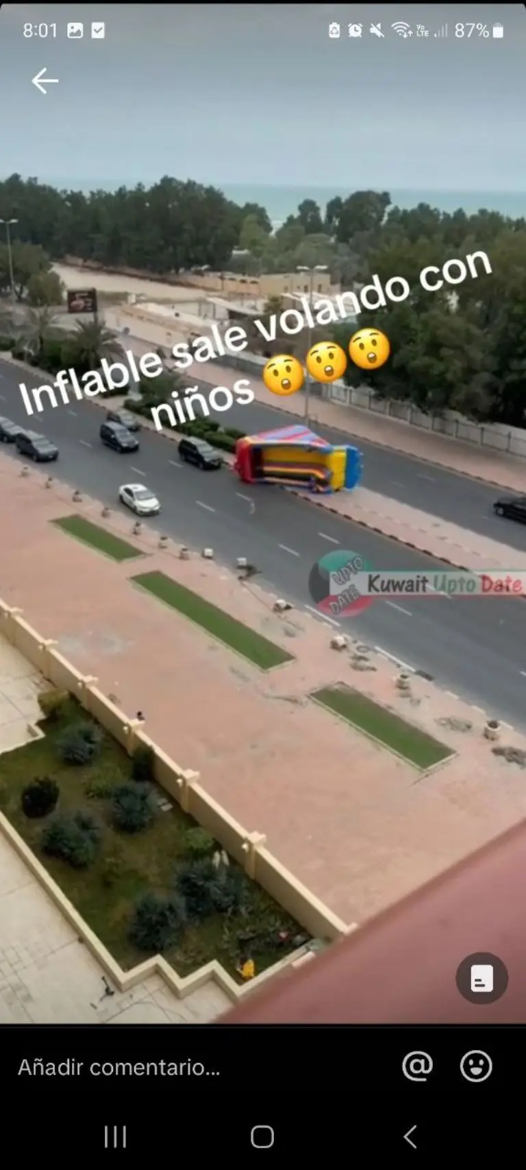 Inflable sale volando con niños a bordo - Tomada de video