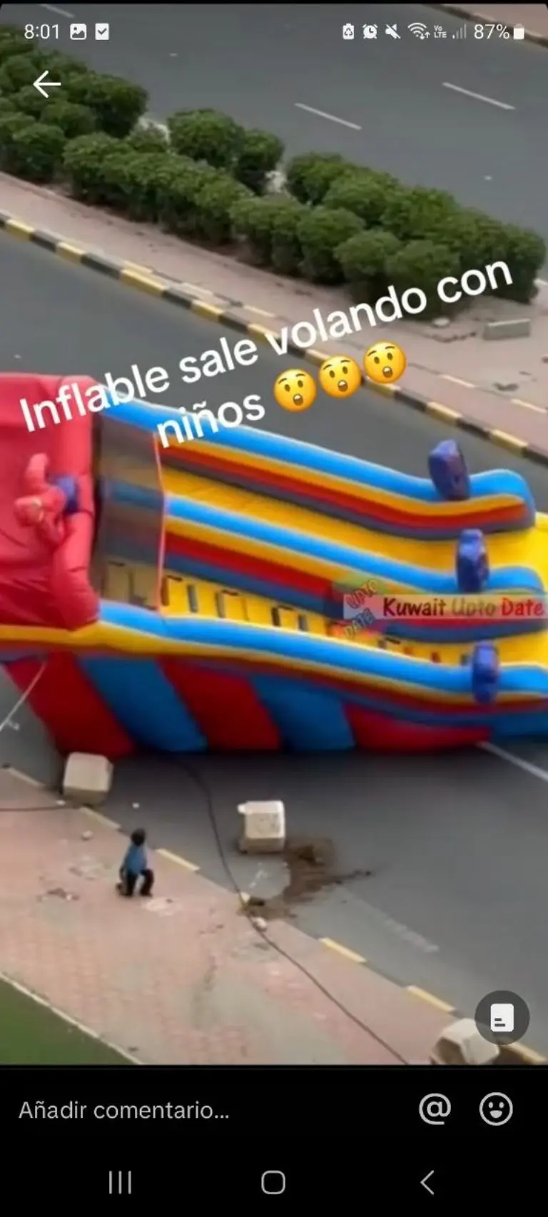 Inflable sale volando con niños a bordo - Tomada de video