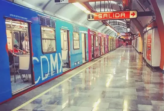 Una mujer protagonizó una escena de riesgo y milagro en la Línea 12 (Dorada) del Metro de la Ciudad de México al arrojarse a las vías de los trenes, quedando milagrosamente atrapada entre dos vagones