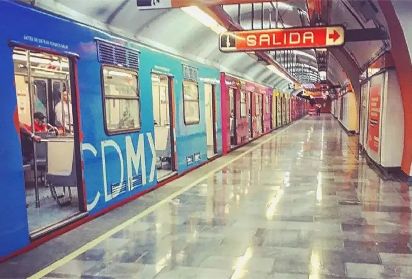 Una mujer protagoniz&oacute; una escena de riesgo y milagro en la L&iacute;nea 12 (Dorada) del Metro de la Ciudad de M&eacute;xico al arrojarse a las v&iacute;as de los trenes, quedando milagrosamente atrapada entre dos vagones