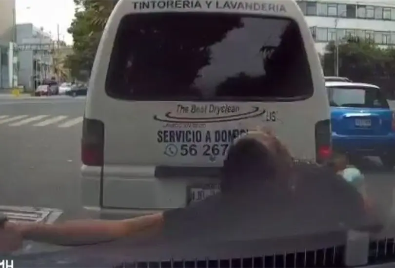 Limpiaparabrisas finge ser atropellado. 