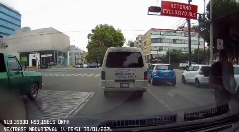 El limpiaparabrisas ofreció su servicio. Foto: especial.