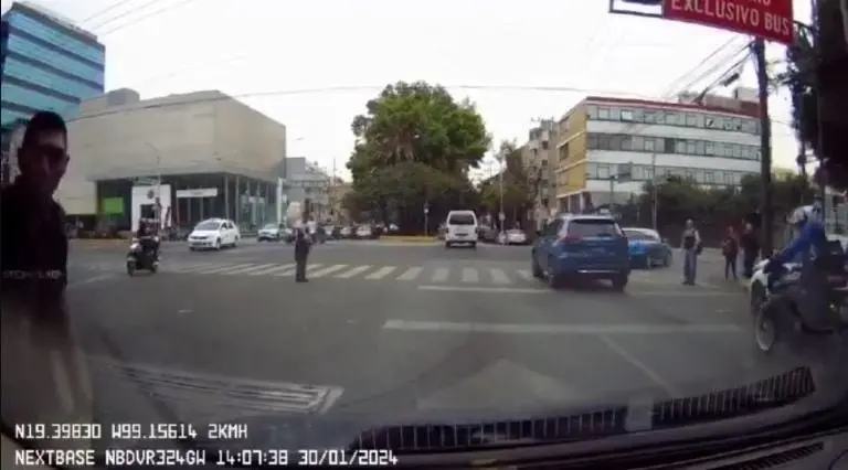 El hombre insultó a los tripulantes del automóvil. Foto: especial.