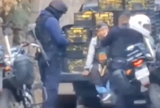 VIDEO Captan a policías vendiendo arma de fuego a comerciante; ya fueron suspendidos