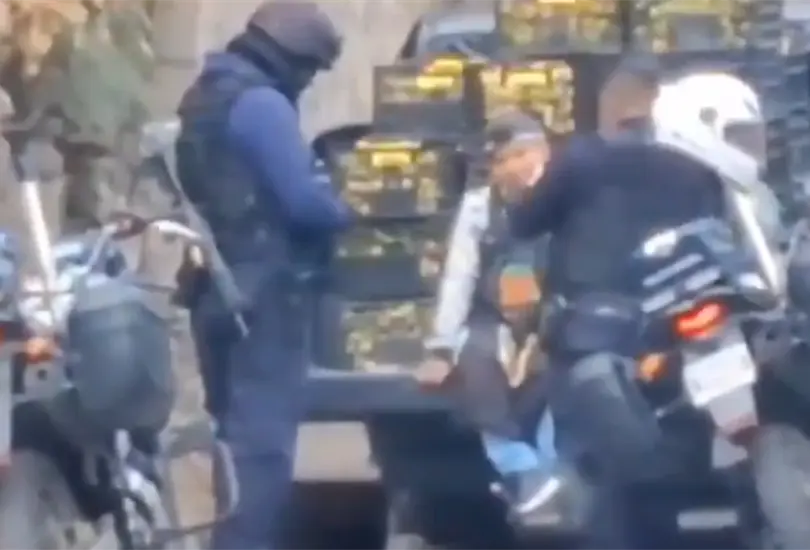 VIDEO Captan a policías vendiendo arma de fuego a comerciante; ya fueron suspendidos VIDEO Captan a policías vendiendo arma de fuego a comerciante; ya fueron suspendidos