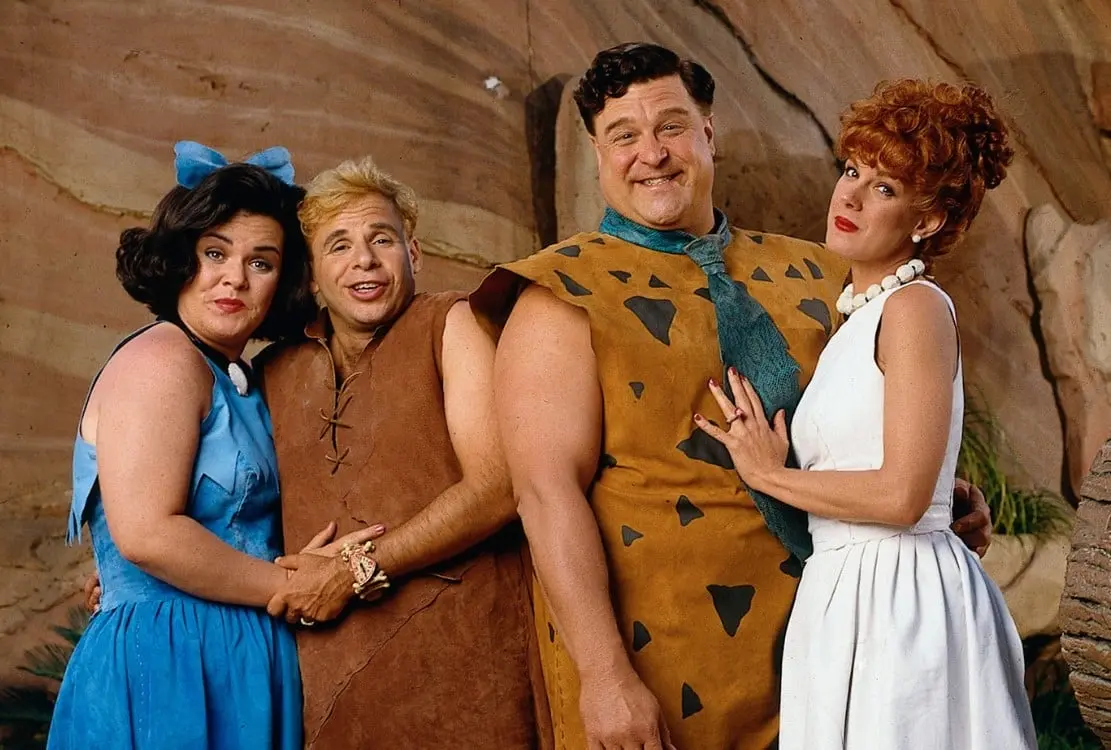 Los Picapiedra es una popular caricatura que ha marcado a muchas generaciones y en 1994 la historia se llev&oacute; al cine con personajes reales. En la historia, Pedro Picapiedra es ascendido a vicepresidente en su trabajo por lo que su vida da un giro y ahora est&aacute; lleno de lujos, pero todo se trata de un plan para inculparlo de fraude.