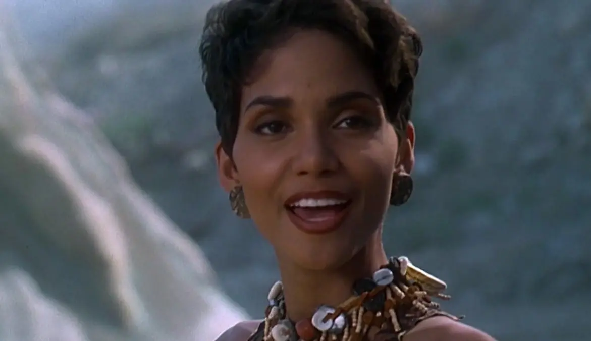 Halle Berry interpret&oacute; a Srta. Agatha Crystal, la secretaria de Pedro Picapiedra