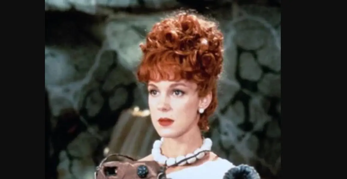 Elizabeth Perkins interpret&oacute; a Vilma Picapiedra