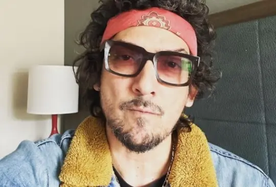 El cantante mexicano León Larregui, líder de Zoé, enfrenta un incidente violento en un antro de París, compartiendo su experiencia en redes sociales