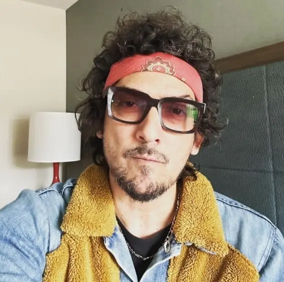El cantante mexicano Le&oacute;n Larregui, l&iacute;der de Zo&eacute;, enfrenta un incidente violento en un antro de Par&iacute;s, compartiendo su experiencia en redes sociales