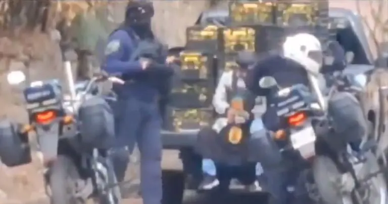 Captan a policías vendiendo un arma de fuego - Tomada de video
