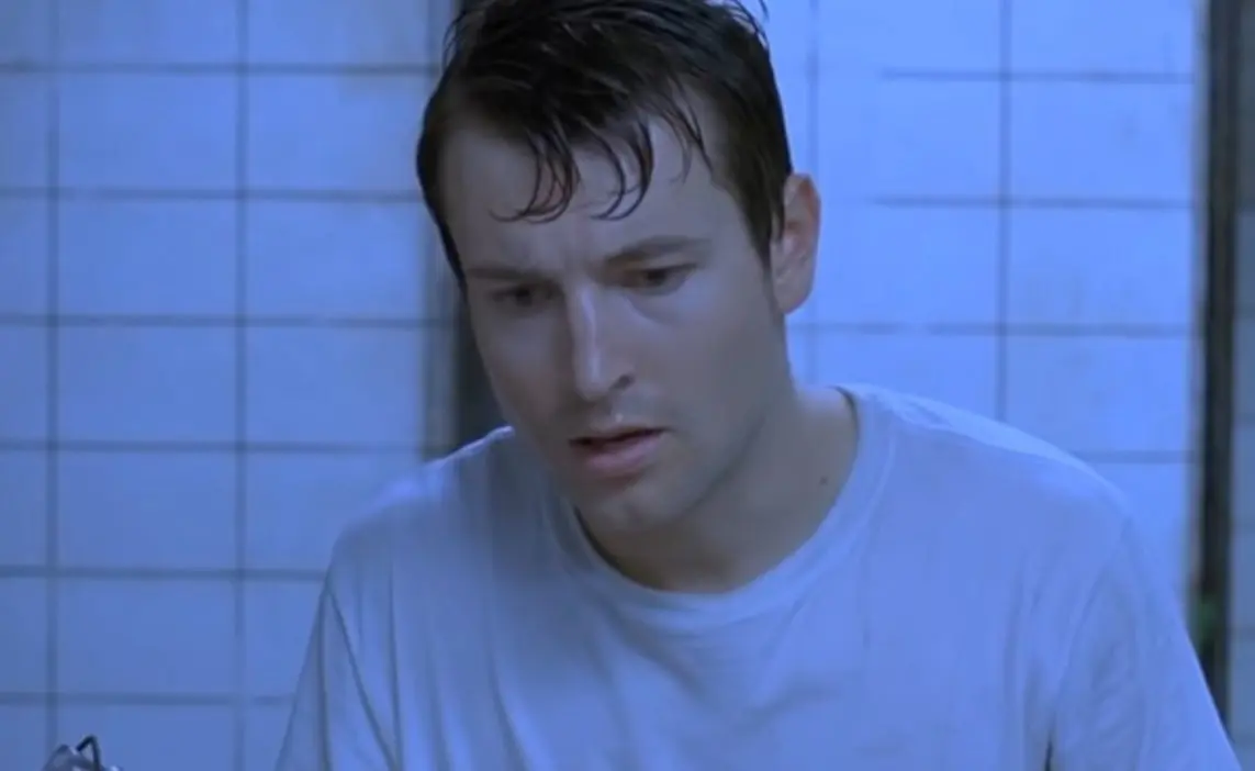 Es una cinta de terror que revolucion&oacute; el g&eacute;nero y gracias al &eacute;xito se convirti&oacute; en una franquicia de 10 pel&iacute;culas. La trama gira alrededor de Adam y Lawrence, dos desconocidos que despiertan encadenados en un ba&ntilde;o abandonado con unas cintas misteriosas que contienen indicaciones para salvarse.