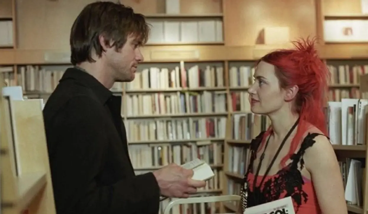 Es una pel&iacute;cula rom&aacute;ntica protagonizada por Jim Carrey y Kate Winslet. La historia presenta a Joel y Clementine, quienes a pesar de estar muy enamorados, pelean constantemente y en un arranque ella se hace un procedimiento para que borren a su exnovio de su memoria. &Eacute;l hace lo mismo, pero tiempo despu&eacute;s se vuelven a encontrar y se repite la historia.