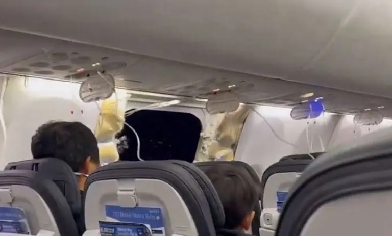 La ventana del avión explotó en pleno vuelo. Foto: especial.