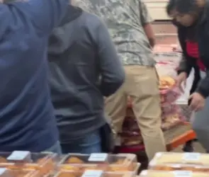 Rosca de reyes de Costco cae al suelo en medio de pelea y revendedora la vuelve a meter a su caja