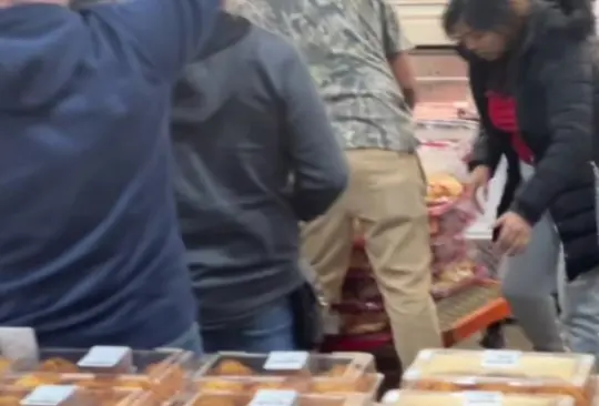 Rosca de reyes de Costco cae al suelo en medio de pelea y revendedora la vuelve a meter a su caja