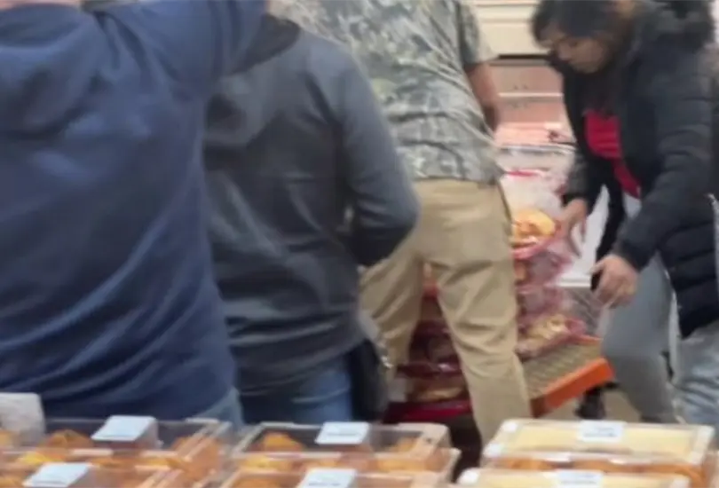 Rosca de reyes de Costco cae al suelo en medio de pelea y revendedora la vuelve a meter a su caja