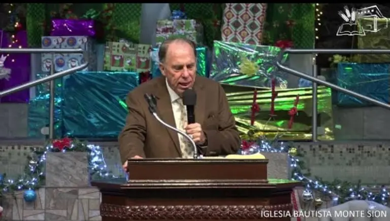 VIDEO| Pastor de iglesia Bautista destroza estatuas de la Virgen de Guadalupe y la Santa Muerte Créditos: RS