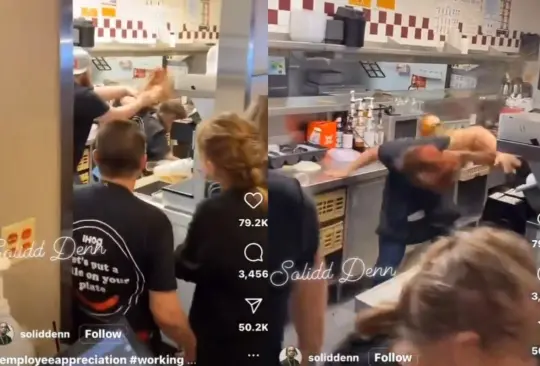 Empleadas de restaurante protagonizan pelea dentro de la cocina Empleadas de restaurante protagonizan pelea dentro de la cocina