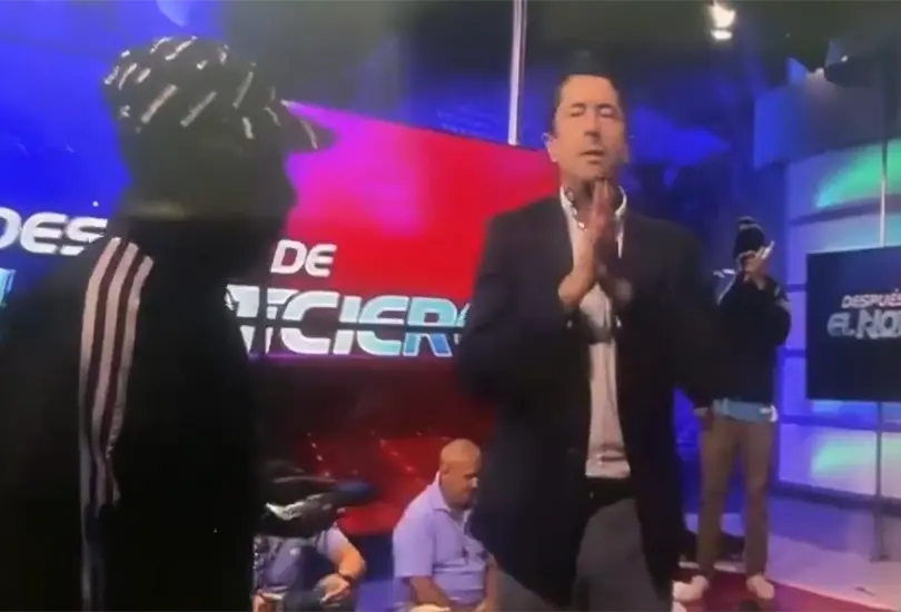 Grupo armado irrumpe en canal de televisión en vivo y toma de rehenes a los trabajadores Grupo armado irrumpe en canal de televisión en vivo y toma de rehenes a los trabajadores
