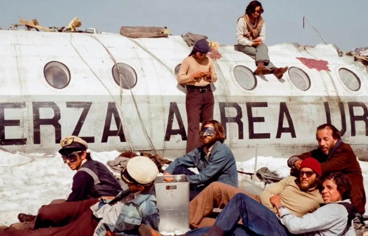 La sociedad de la nieve se ha convertido en una de las películas más vistas de Netflix desde su estreno y recordó a muchos la tragedia que vivieron los jugadores de un equipo de rugby uruguayo cuando el avión en el que viajaban se estrelló en la cordillera de los Andes en 1972.