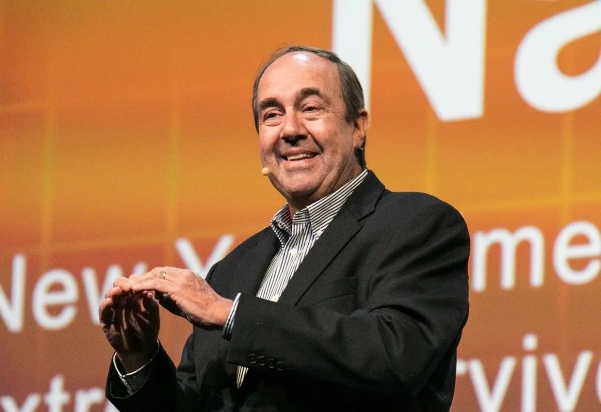 Nando Parrado. Fue uno de los que escaló las montañas en busca de rescate. Ahora tiene 74 años, tras la tragedia se convirtió en corredor de automóviles y compitió en varios campeonatos. Luego lo dejó para ser conductor de televisión y actualmente también da discursos motivacionales.