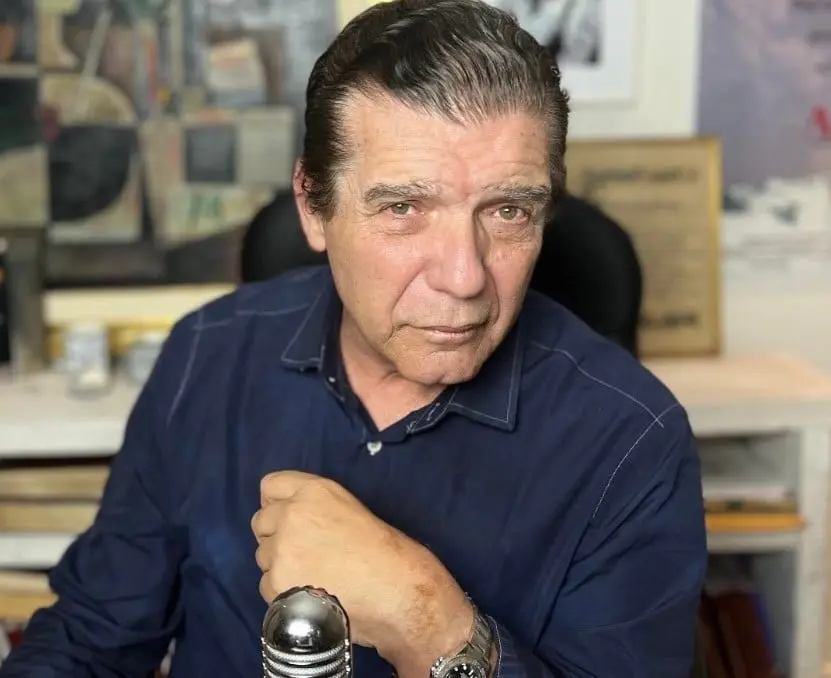 Carlos Páez. Era el encargado de construir un muro  con las maletas para cubrirse del frío. Ahora tiene 70 años, es escritor, orador motivacional, publicista y empresario.