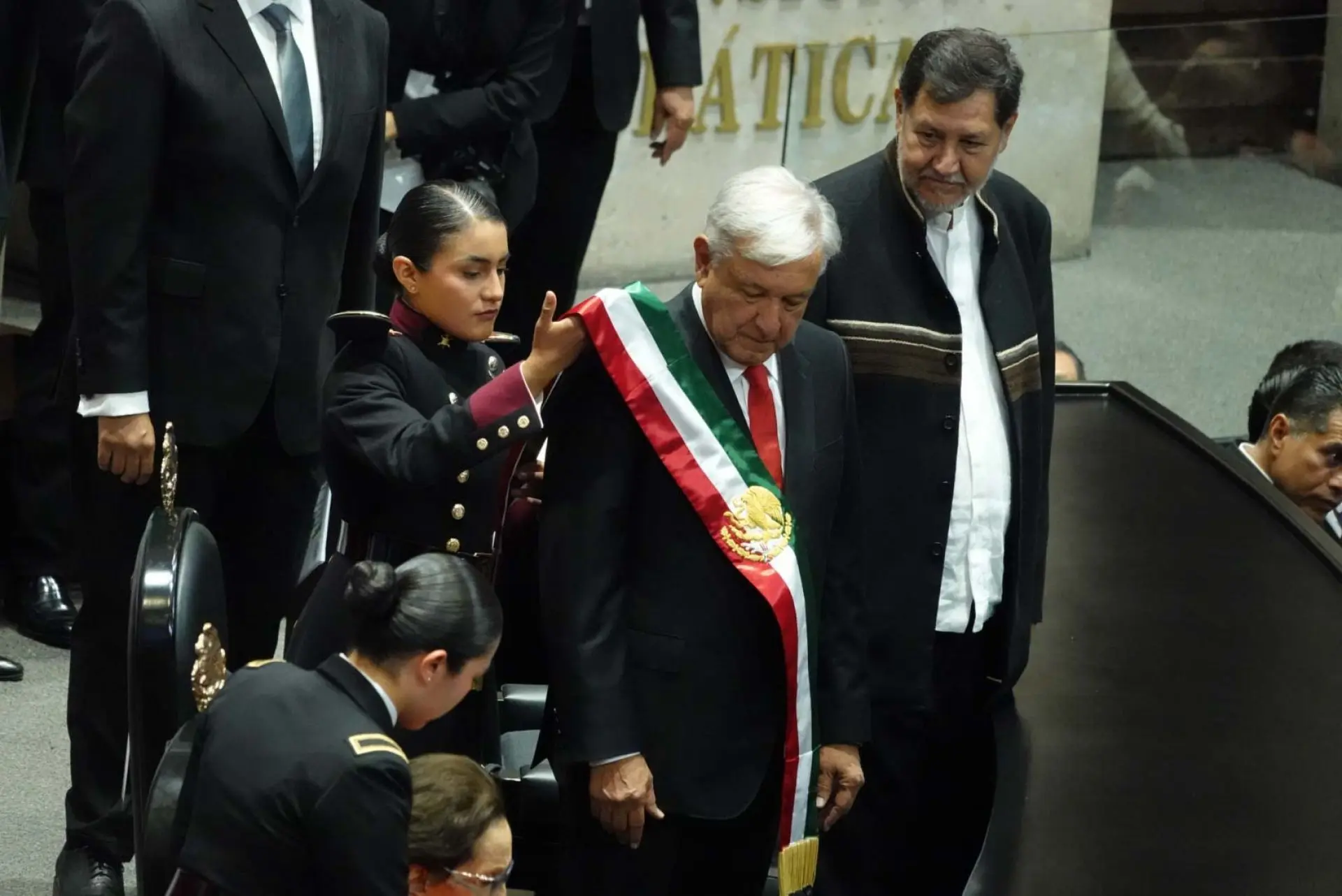 Momento en el que le quitan la banda presidencial a AMLO.