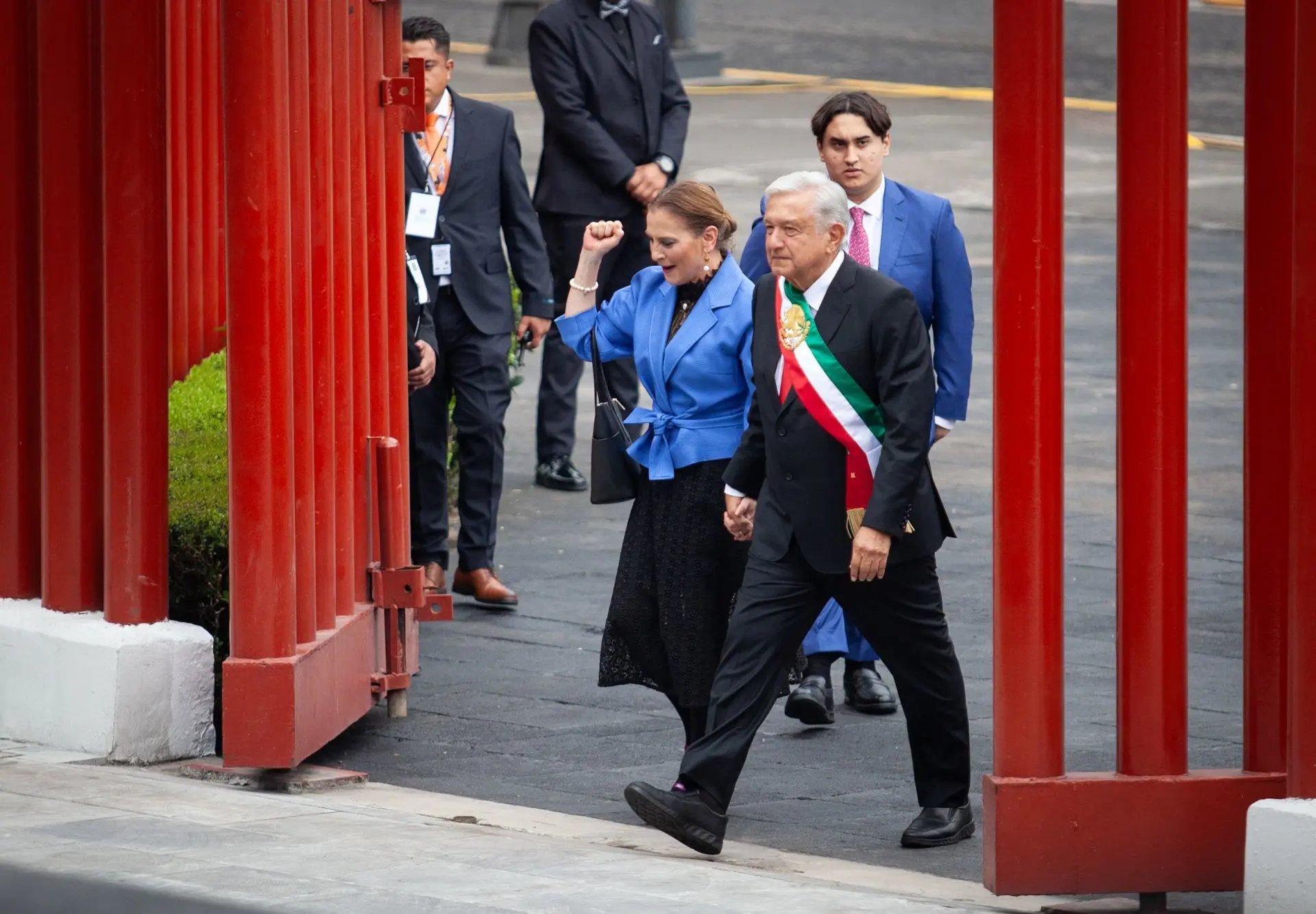 AMLO y Beatriz Gutiérrez Müller llegando a la Cámara de Diputados.<br>