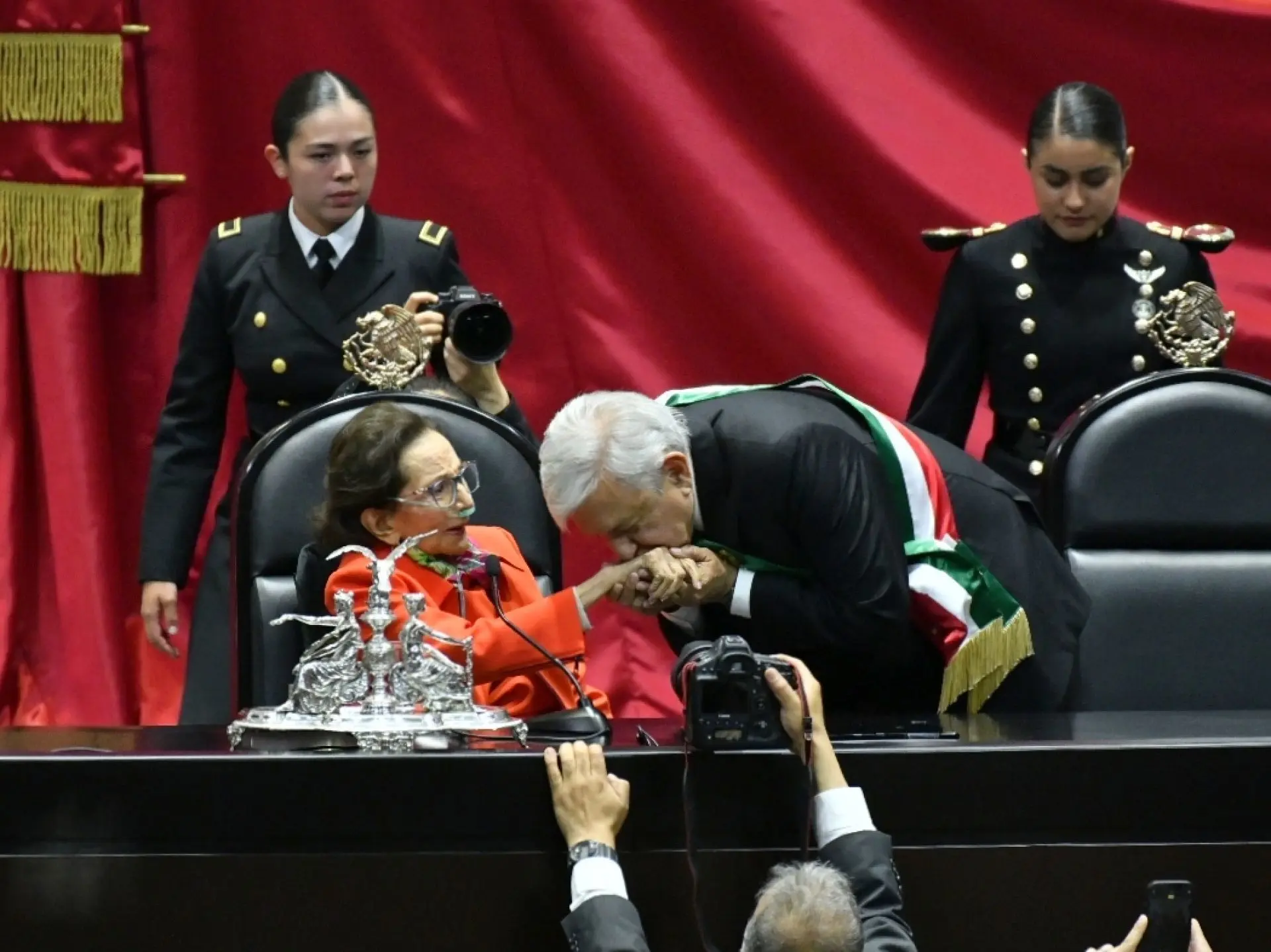 AMLO saludó a Ifigenia Martínez.