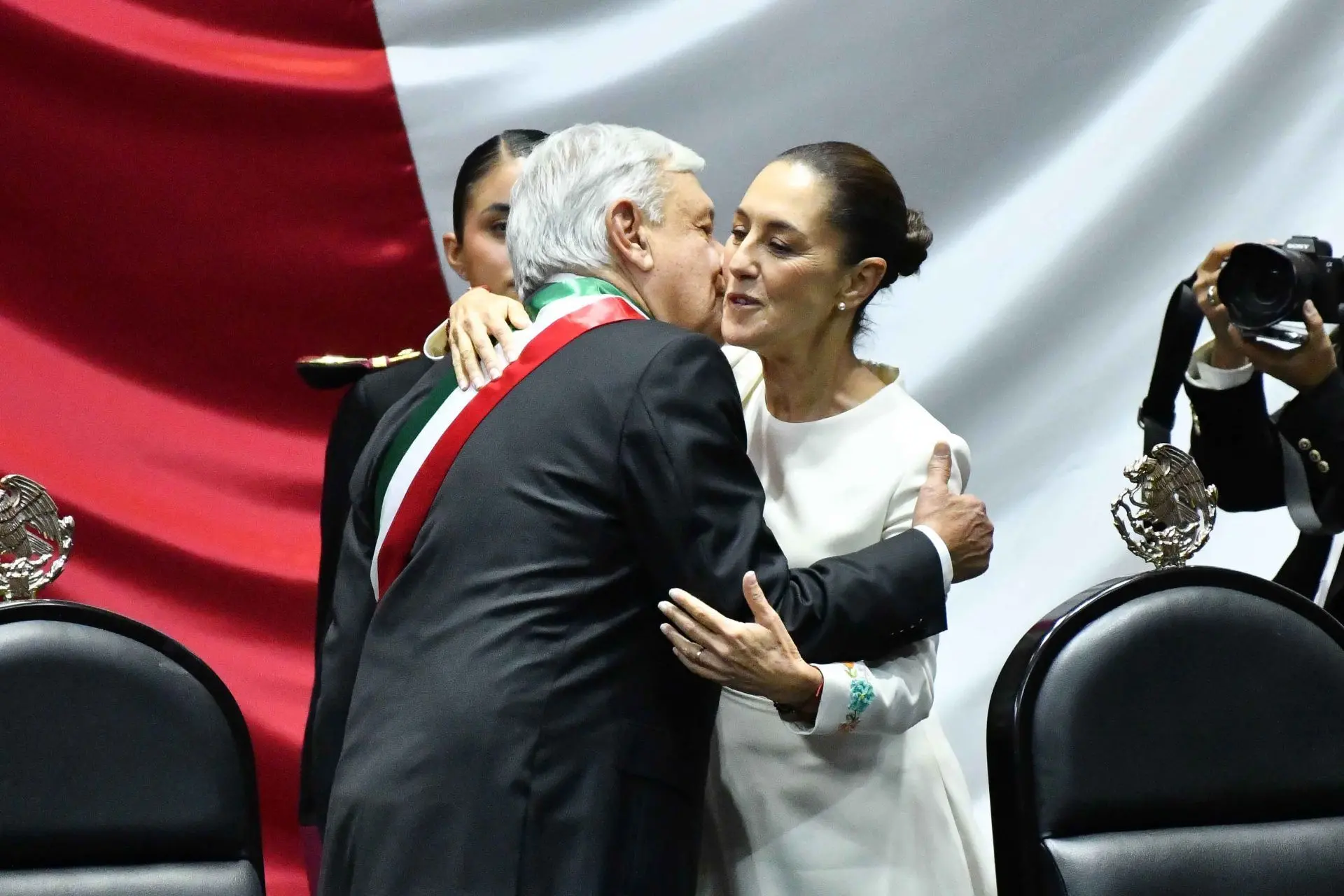 Momentos antes AMLO abrazó a la presidenta Claudia Sheinbaum.