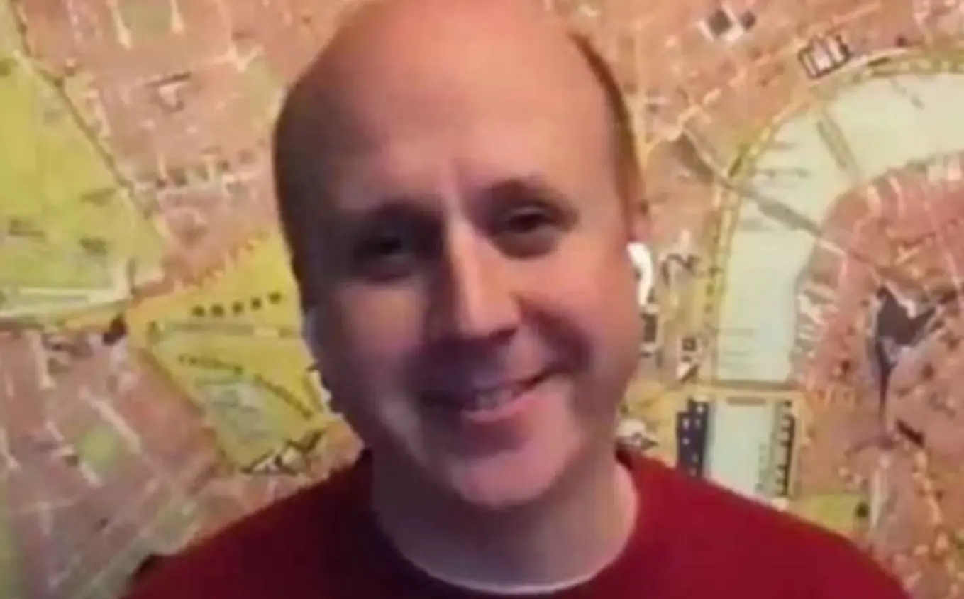 Ahora tiene 43 años y es padre de dos hijos. Abandonó la actuación y decidió estudiar periodismo.