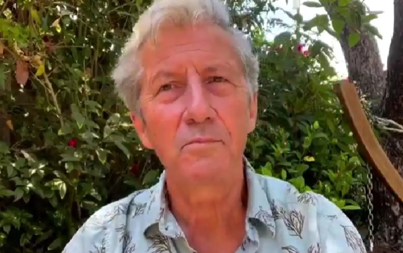 Ahora tiene 69 años, está casado con Susan Fallender y tienen dos hijas. Ha participado en series como The Magicians y Modern Family.