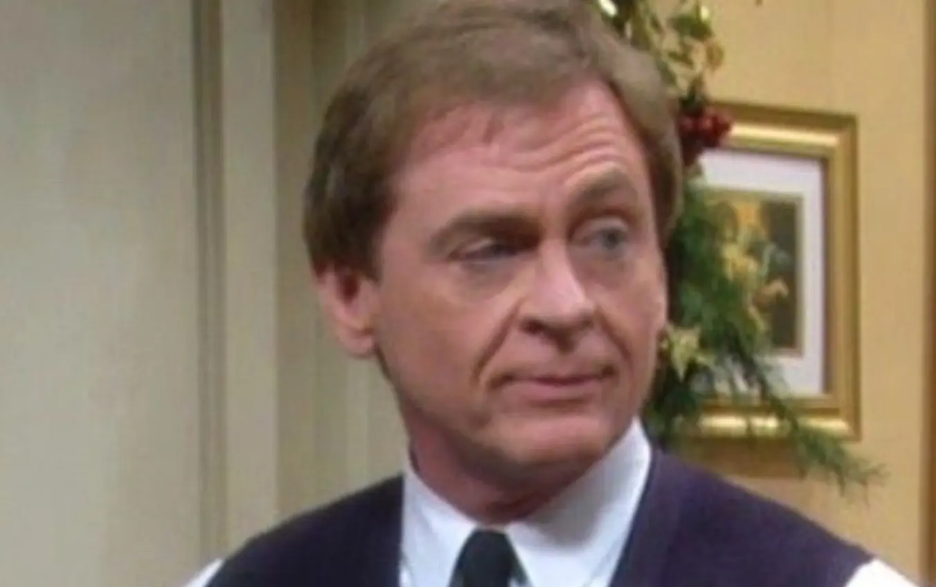 Daniel Davis interpretó a Niles, el mayordomo de la familia.