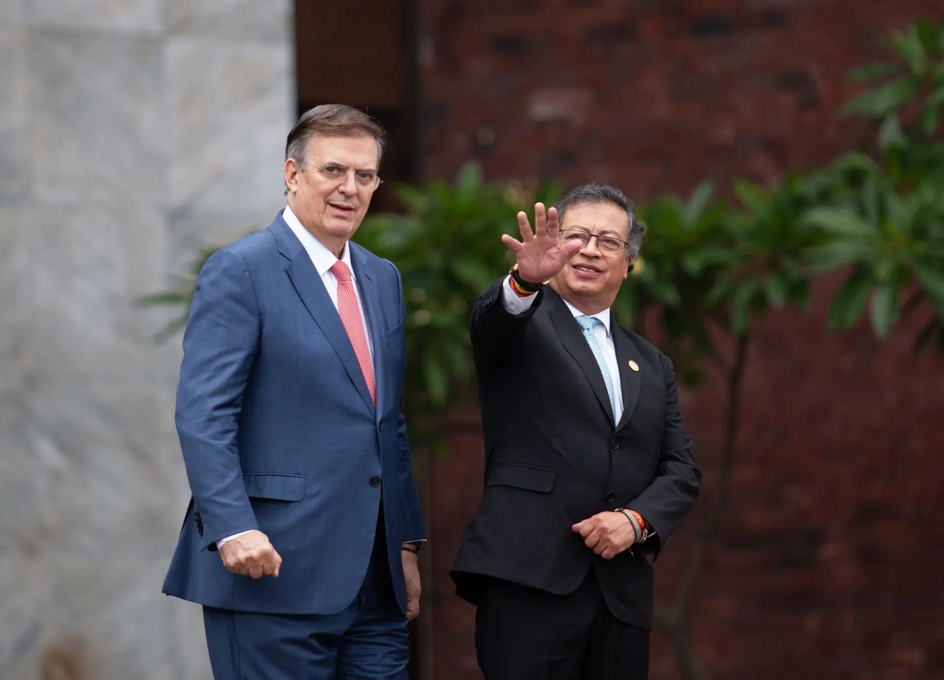Marcelo Ebrard y Gustavo Petro (presidente de Colombia) llegando a la Cámara de Diputados.