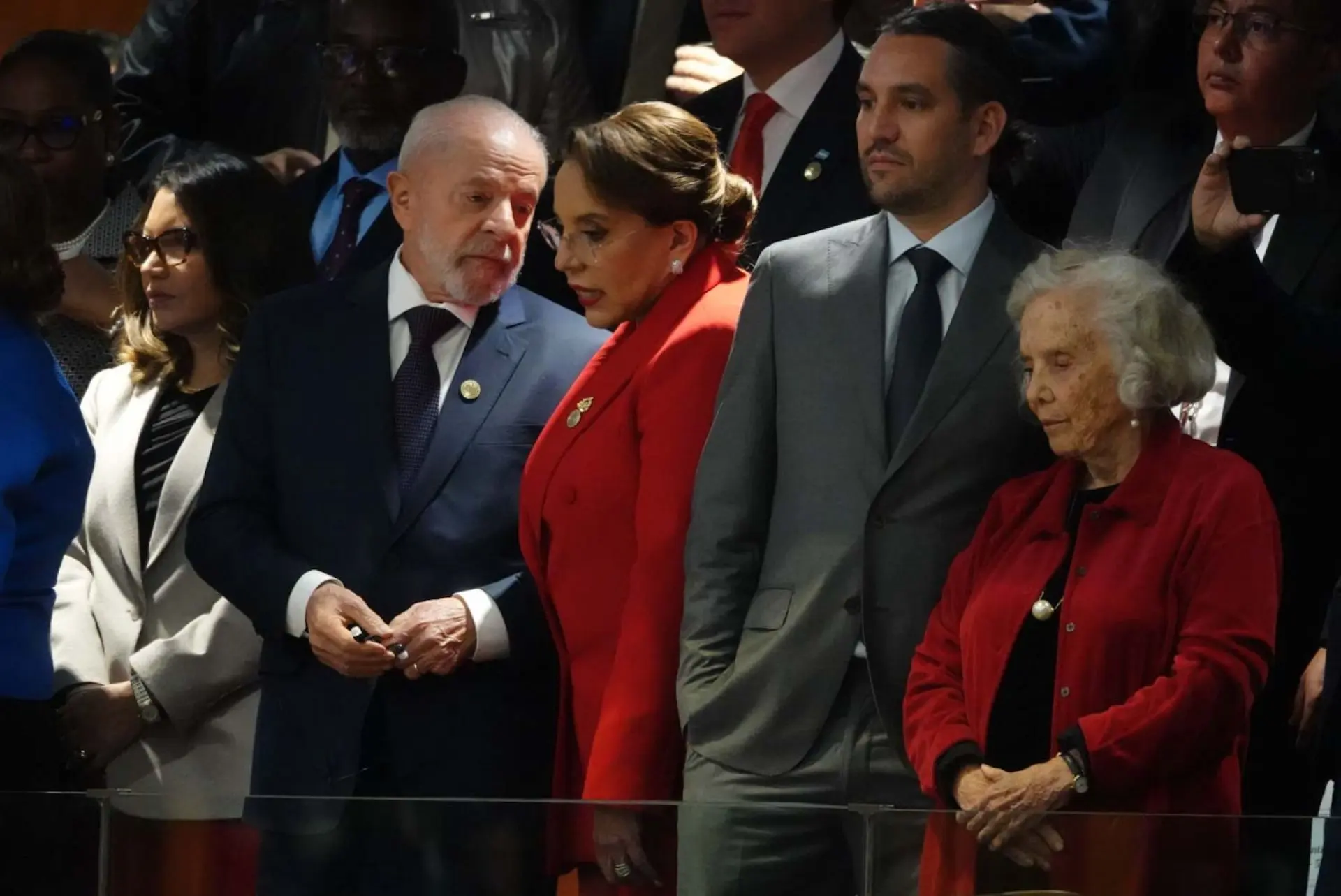 Luiz Ignacio da Silva (presidente de Brasil); Rodrigo Imaz Alarcón (hijo de Sheinbaum) y Elena Poniatowska en el evento.