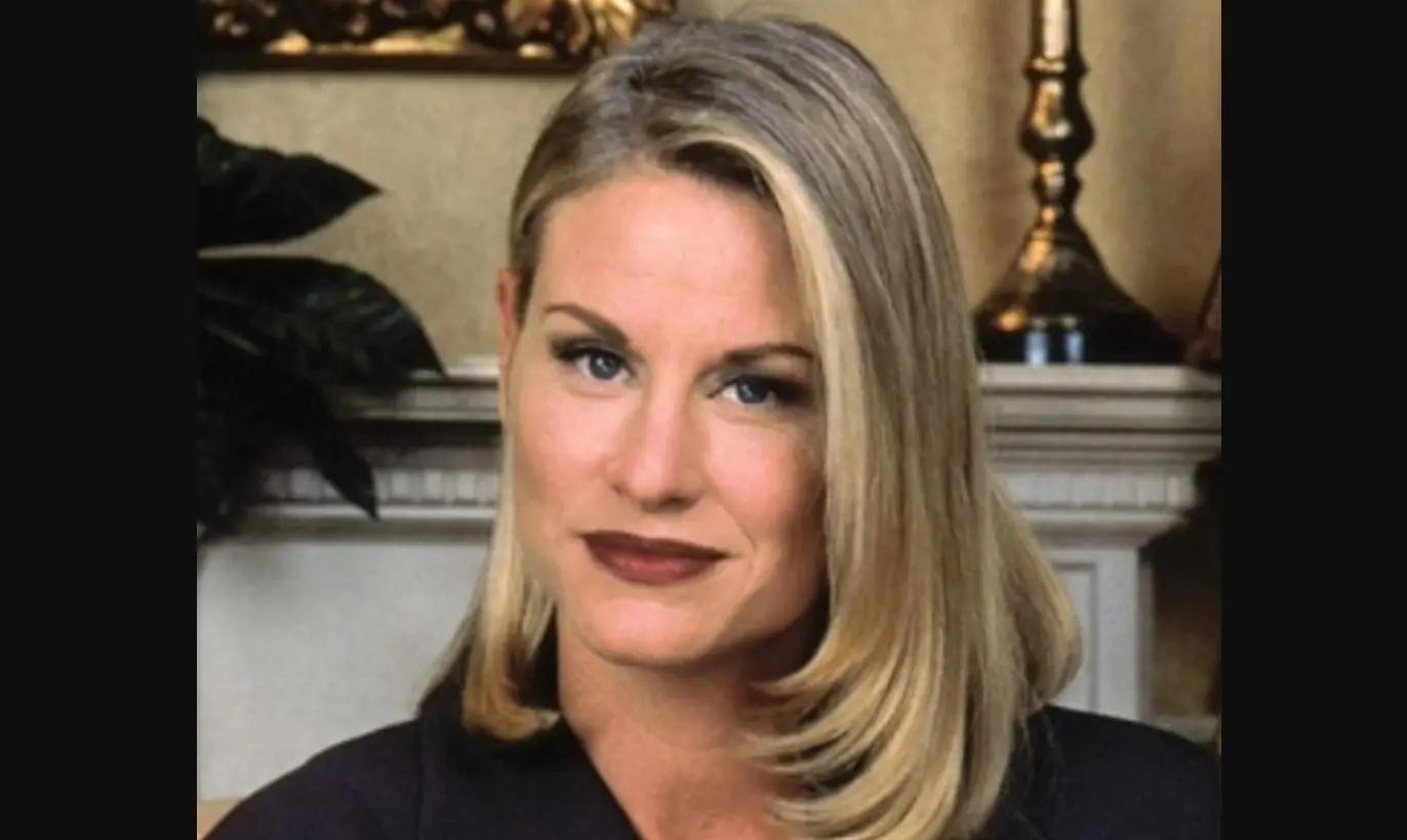 Lauren Lane interpretó a C.C. Babcock, la socia de Maxwell.