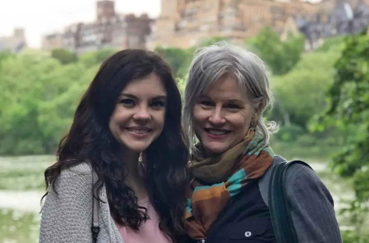 Ahora tiene 63 años y es madre de una hija. Se retiró de la actuación, pero trabaja como profesora de teatro.