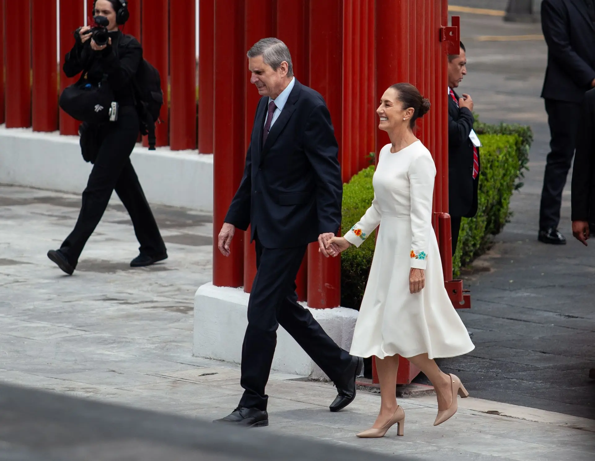 Claudia Sheinbaum llegando acompañada de la mano de su esposo, Jesús María Tarriba.