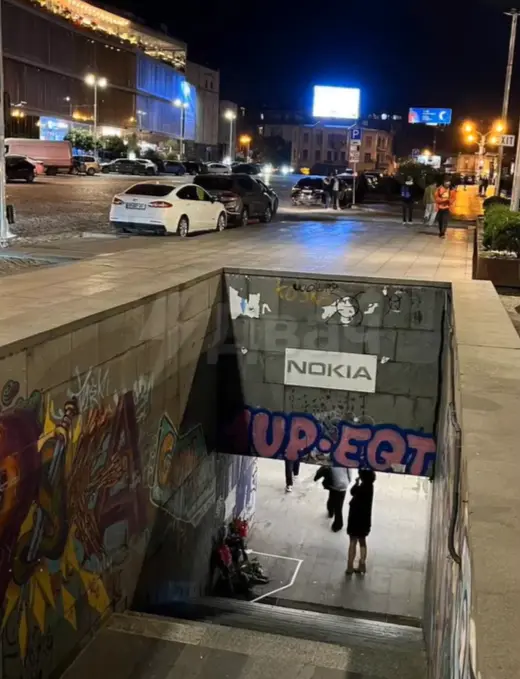 La entrada no posee barandales Redes sociales