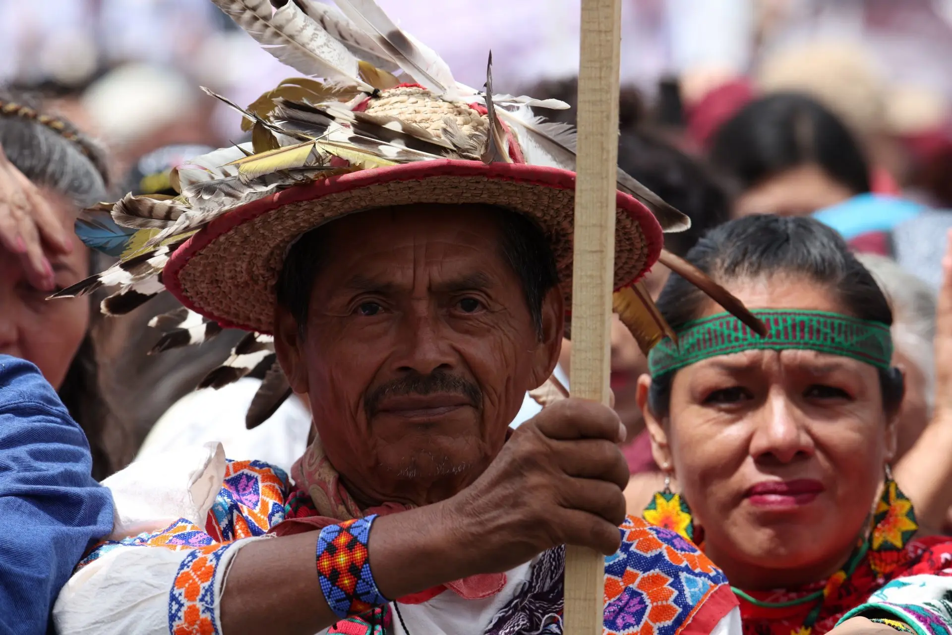 Asistentes del estado de Nayarit previo a la ceremonia de los pueblos indígenas y el pueblo afromexicano.