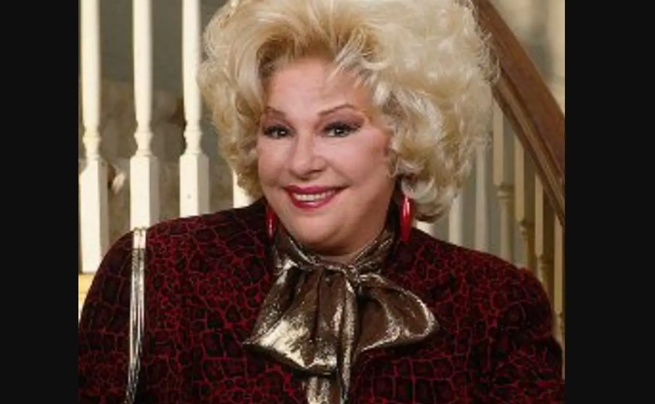 Renée Taylor interpretó a Sylvia Fine, la mamá de Fran.