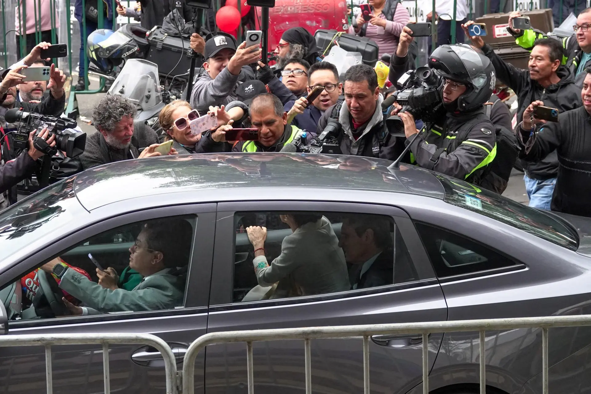 Claudia Sheinbaum llegó a la toma de protesta a bordo de un auto tipo sedán. 