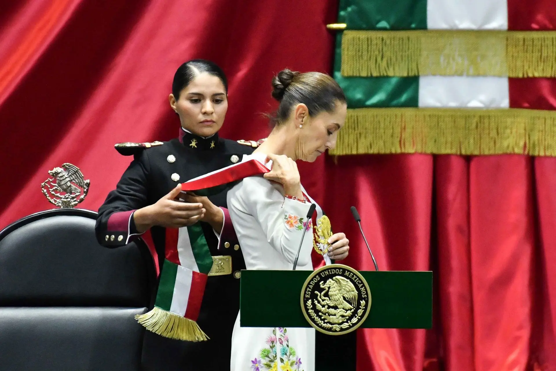 Le colocan la banda presidencial a Claudia Sheinbaum