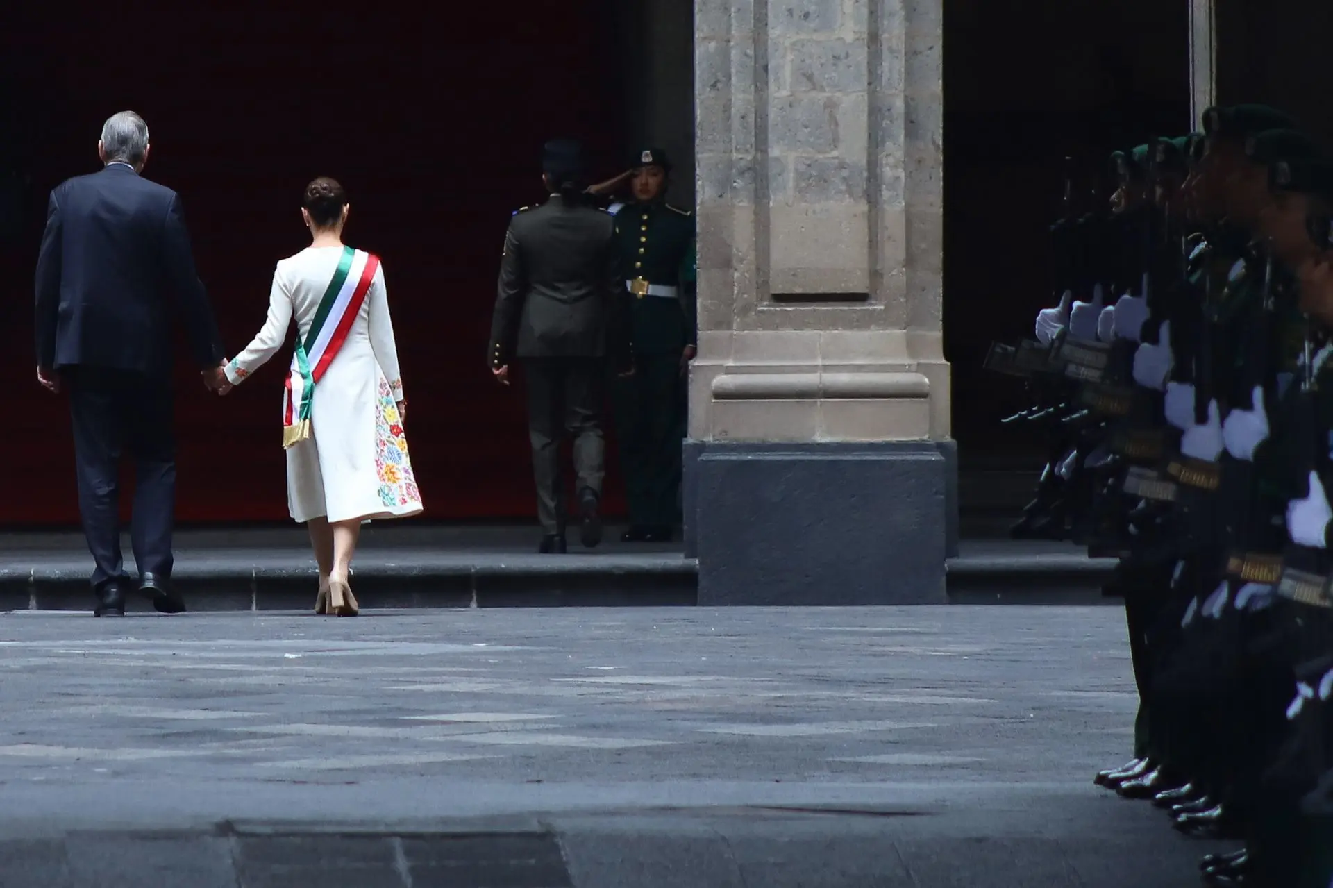 Claudia Sheinbaum y su esposo llegan a Palacio Nacional.